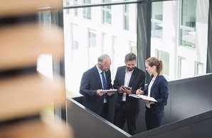 businesspeople-having-discussion